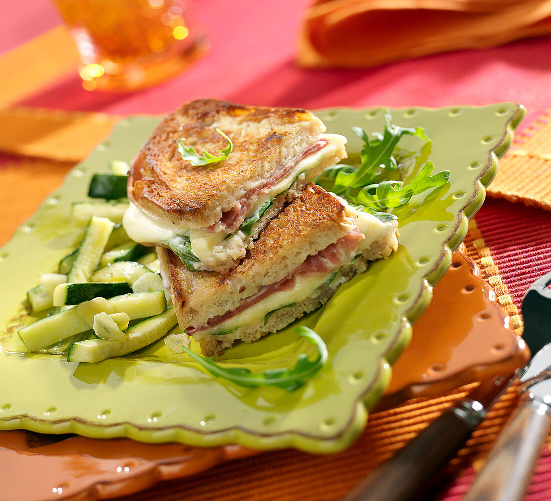 Überbackenes Weißbrot-Sandwich mit Zucchini, Schinken und Mozzarella