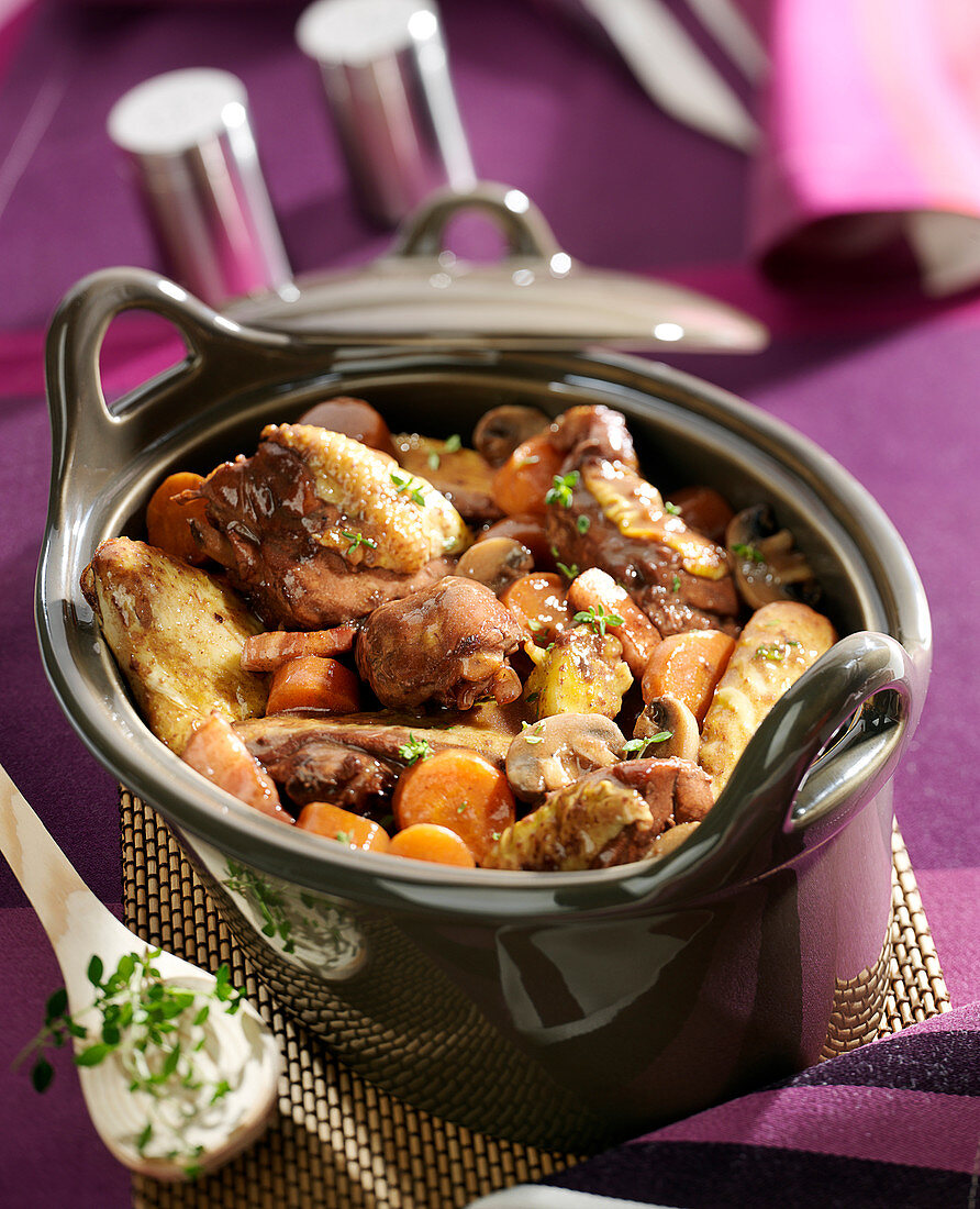Chicken with red wine and button mushrooms
