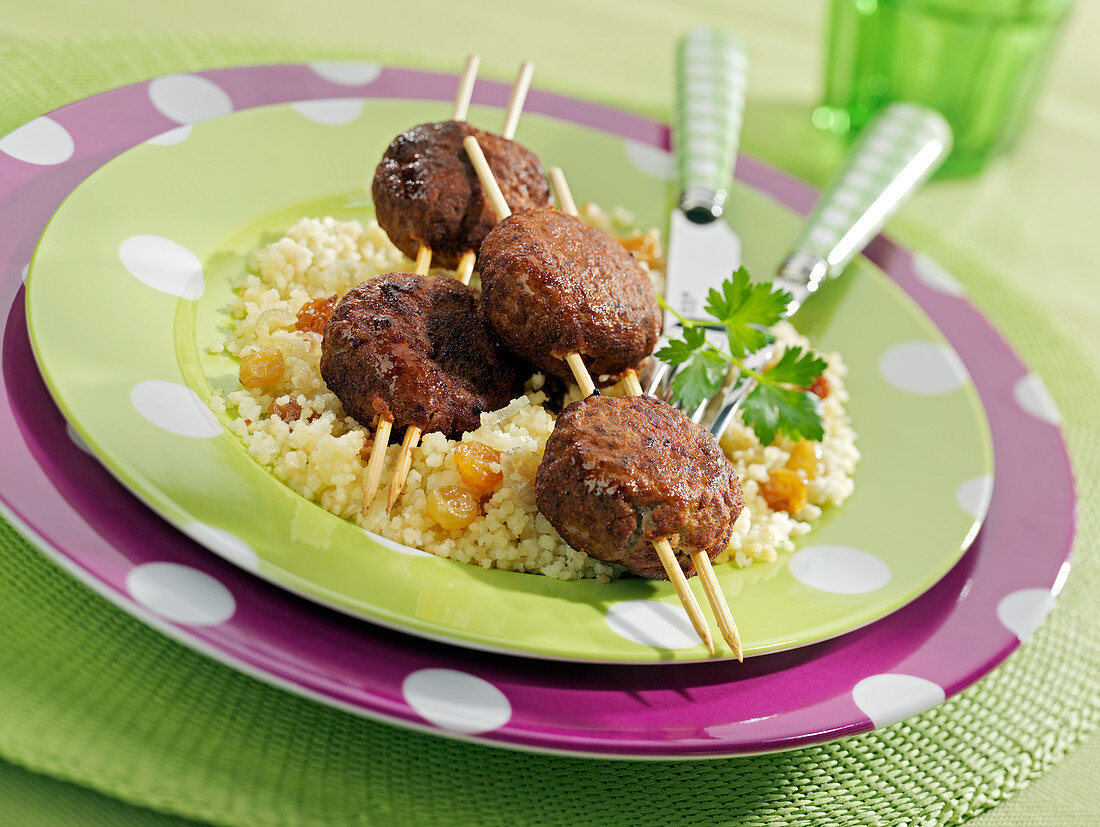 Rinderhackfleischspiesse auf Couscous mit Rosinen