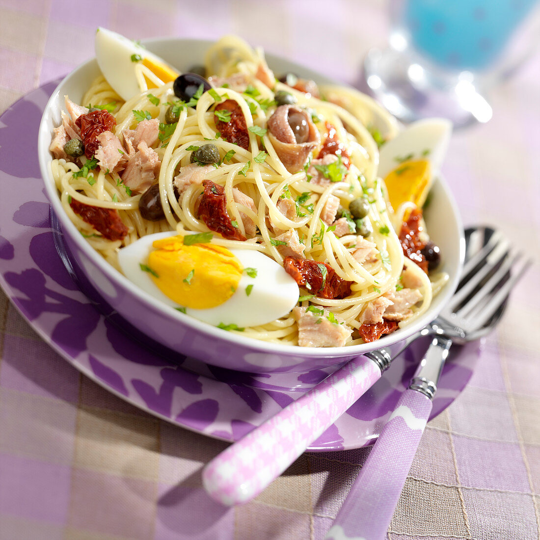 Spaghetti Nicoise mit Thunfisch, Sardellen, Kapern, Ei und Tomaten (Frankreich)