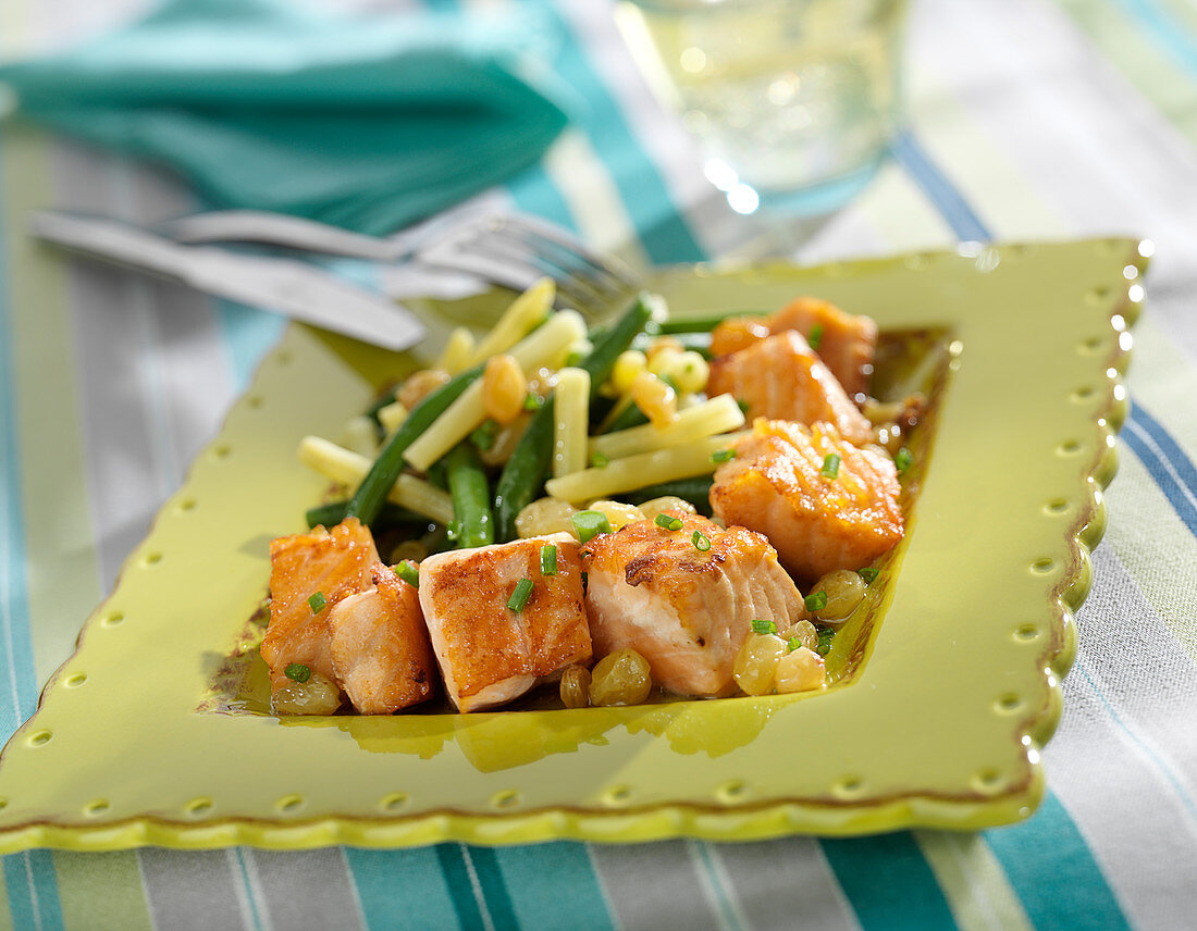 Salmon cubes with yellow and green beans, apple juice and sultana sauce