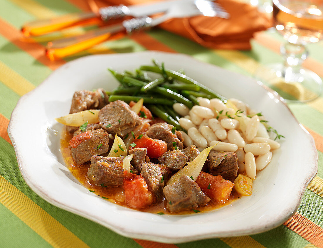 Lamm-Navarin mit grünen und weissen Bohnen