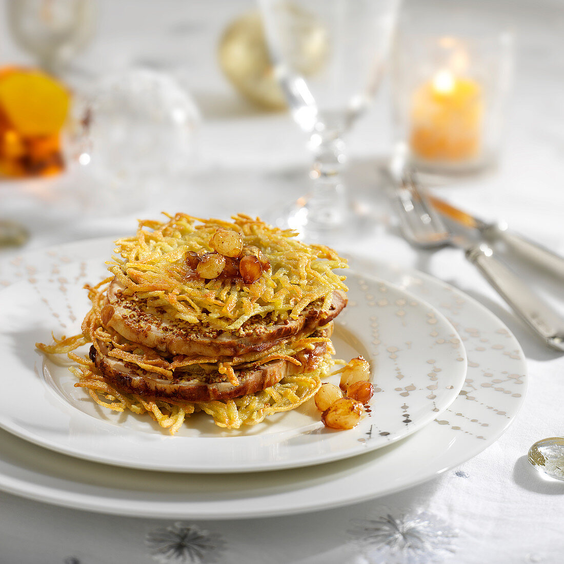 Schichtküchlein aus Schweinebraten mit grobkörnigem Senf, Strohkartoffeln und glasierten Grelot-Zwiebeln