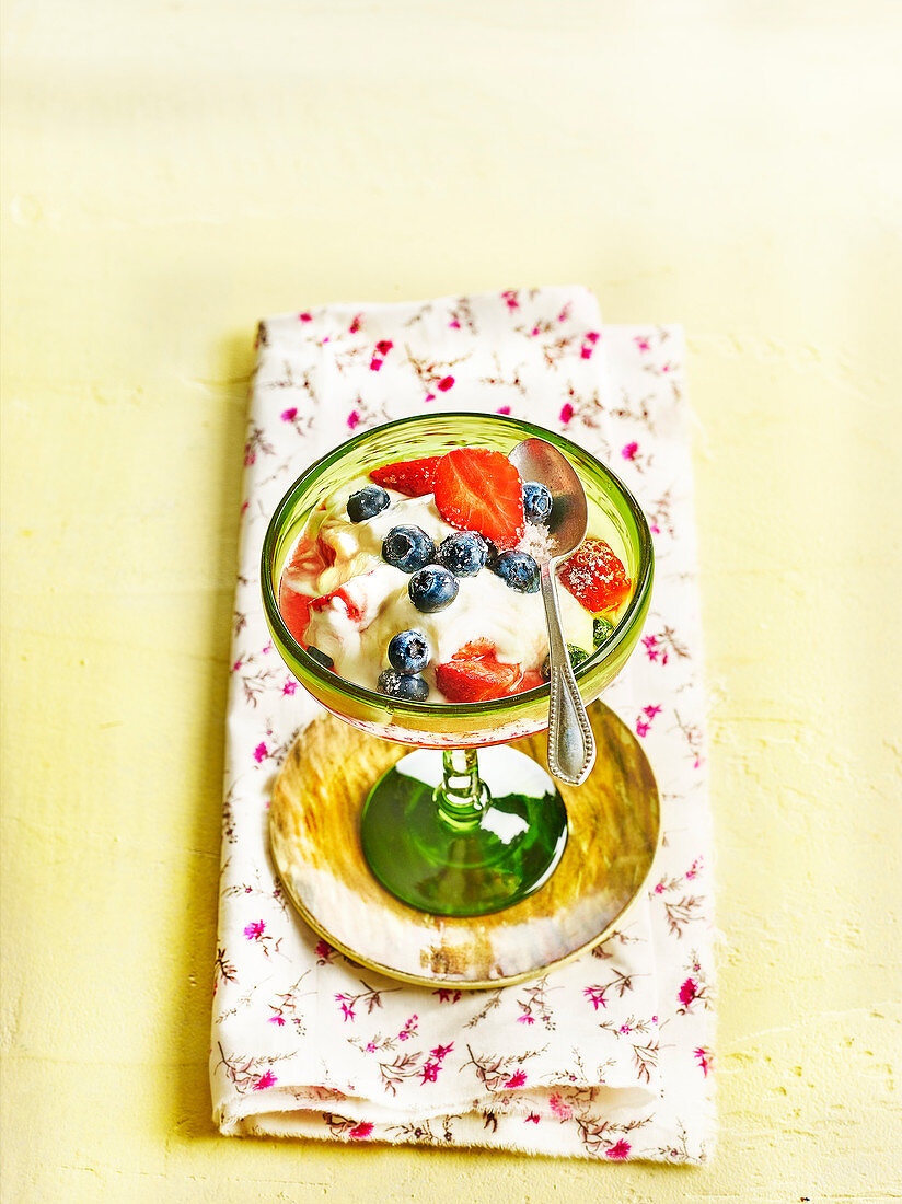 Fromage Blanc mit Heidelbeeren, Erdbeeren und Waldfruchtcoulis im Glasschälchen
