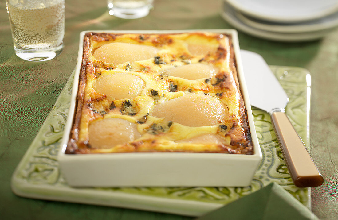 Herzhafte Tarte mit Roquefort, Brousse-Frischkäse und Birnen