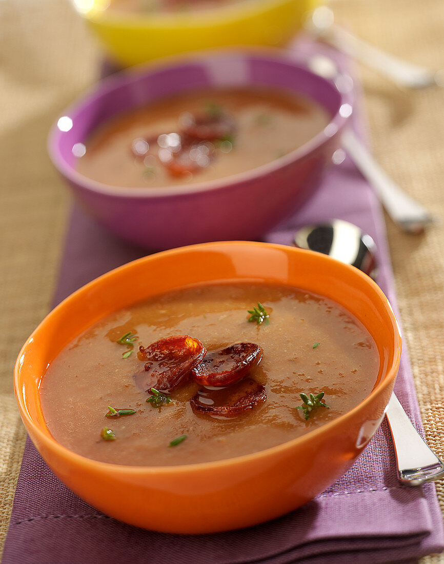 Blond lentil and tomato soup with chorizo