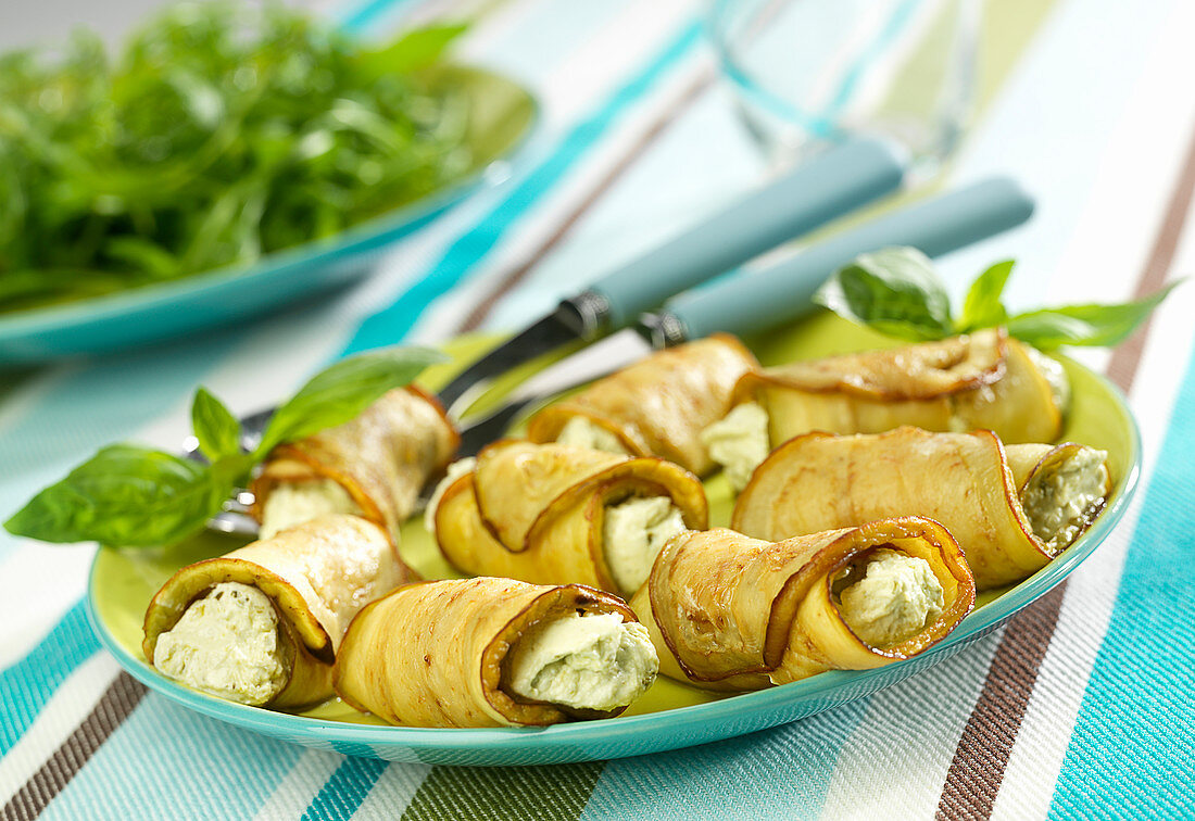 Auberginenröllchen mit Ziegenfrischkäse und Pesto