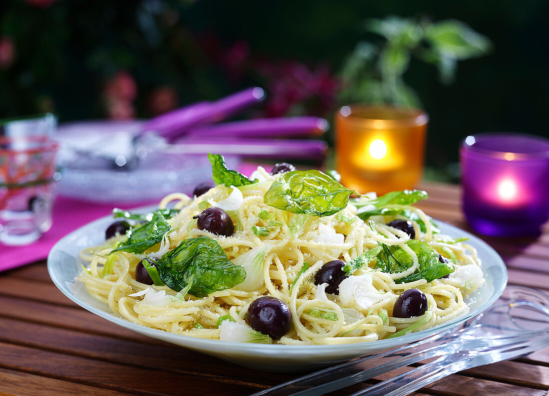 Spaghetti mit frittiertem Basilikum, schwarzen Oliven und Frühlingszwiebeln