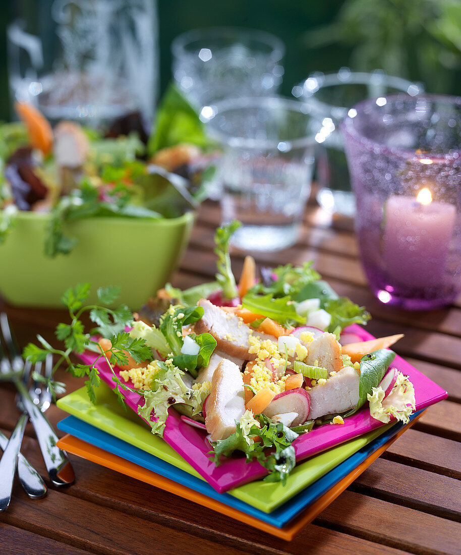 Bunter Salat mit Hähnchenbrust