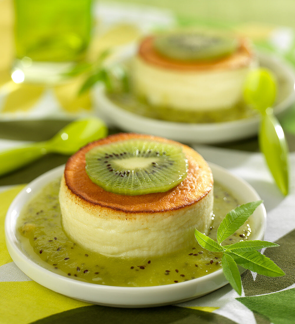 Small fromage blanc cake with kiwi coulis