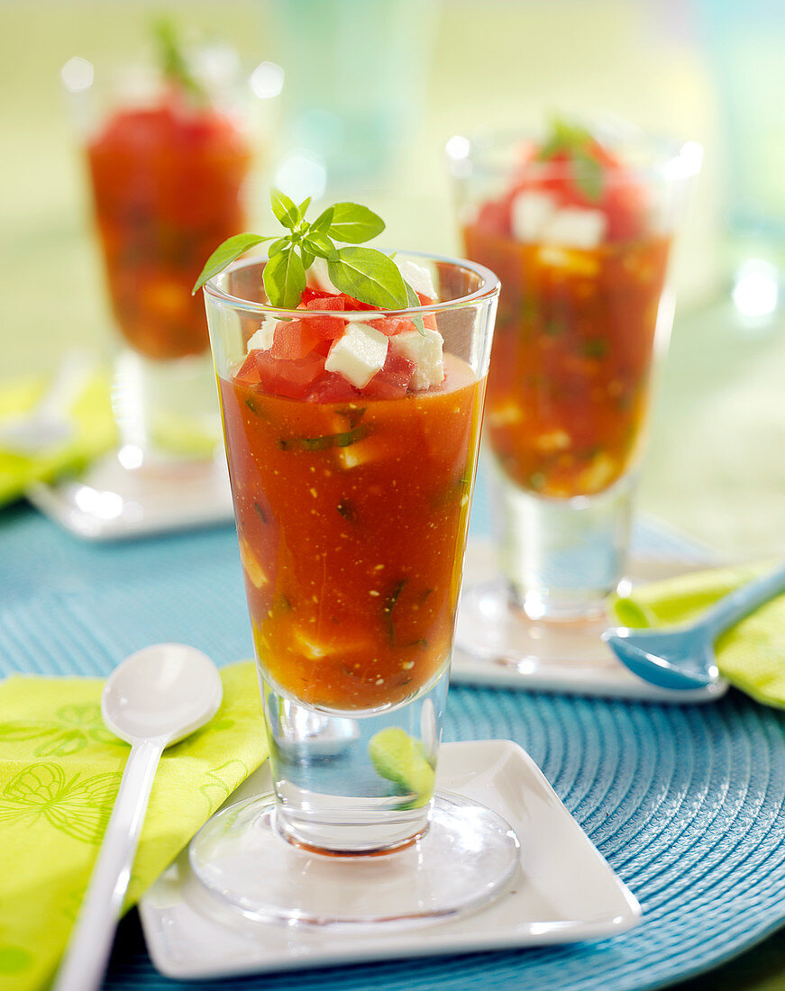Tomaten-Gazpacho mit Feta und Basilikum, im Glas serviert