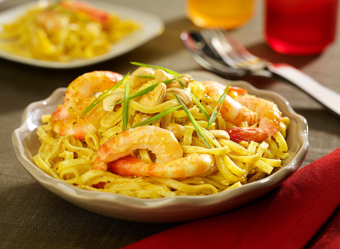 Linguini with curried shrimps and cashews