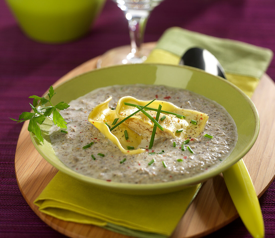 Pilzcremesuppe mit Ravioli