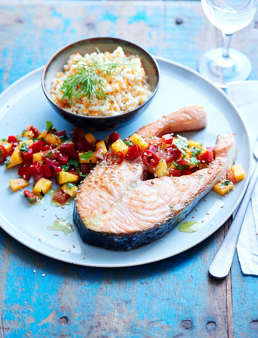 Gebratener Lachs mit Sesam, knackiger Salat mit roten und gelben Paprika, Quinoa und Butternusskürbis