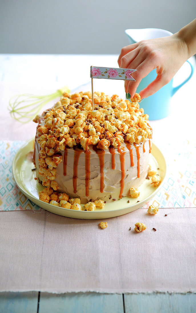 Schichttorte mit Karamell-Popcorn