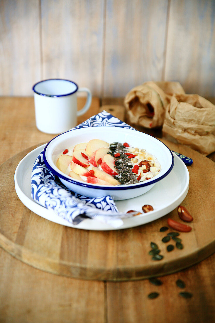 Smoothie Bowl mit weissen Nektarinen