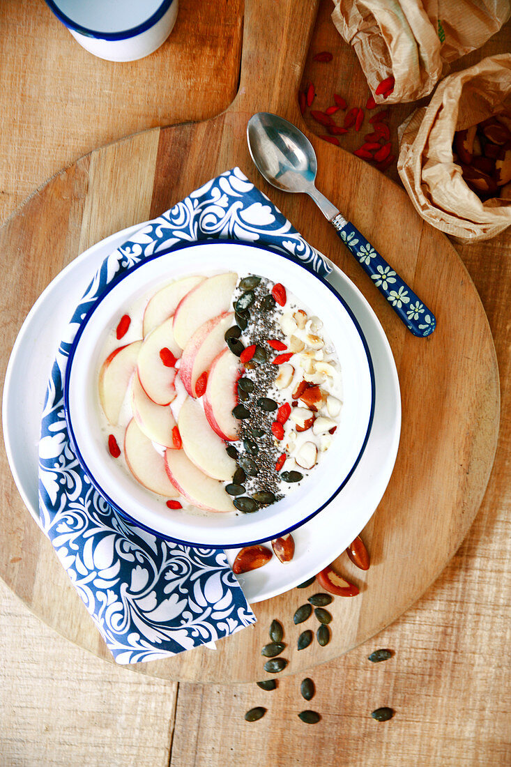 Smoothie Bowl mit weissen Nektarinen