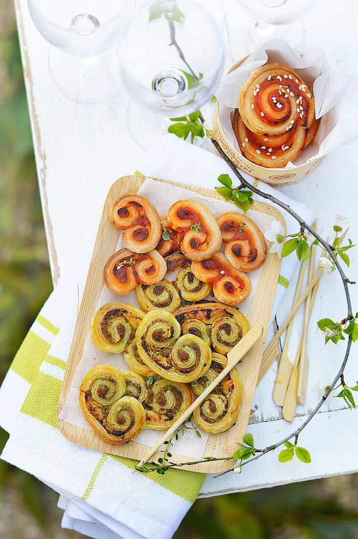 Palmiers mit rotem und mit grünem Pesto auf Gartentisch