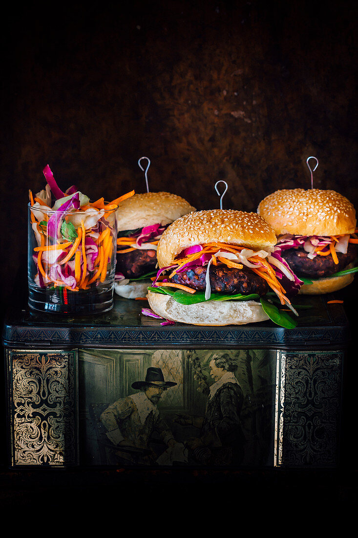 Burger mit vegetarischem Steak und Rohkost