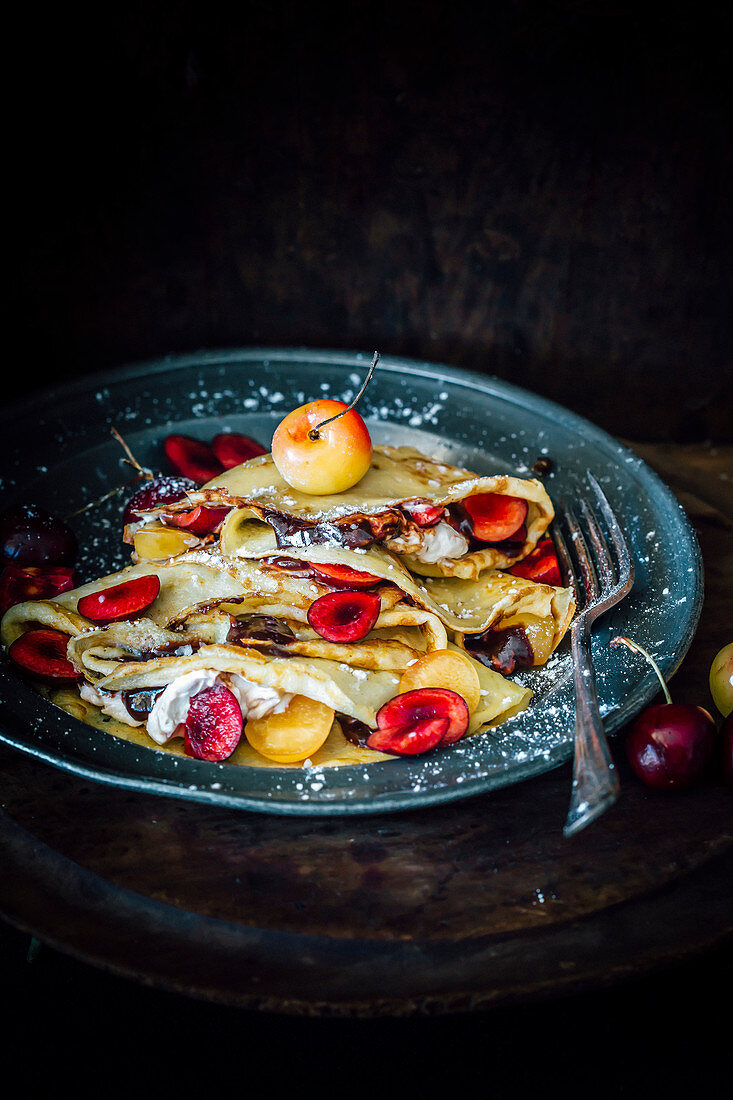 Crepes Schwarzwälder Kirsch mit Schokolade und Kirschen