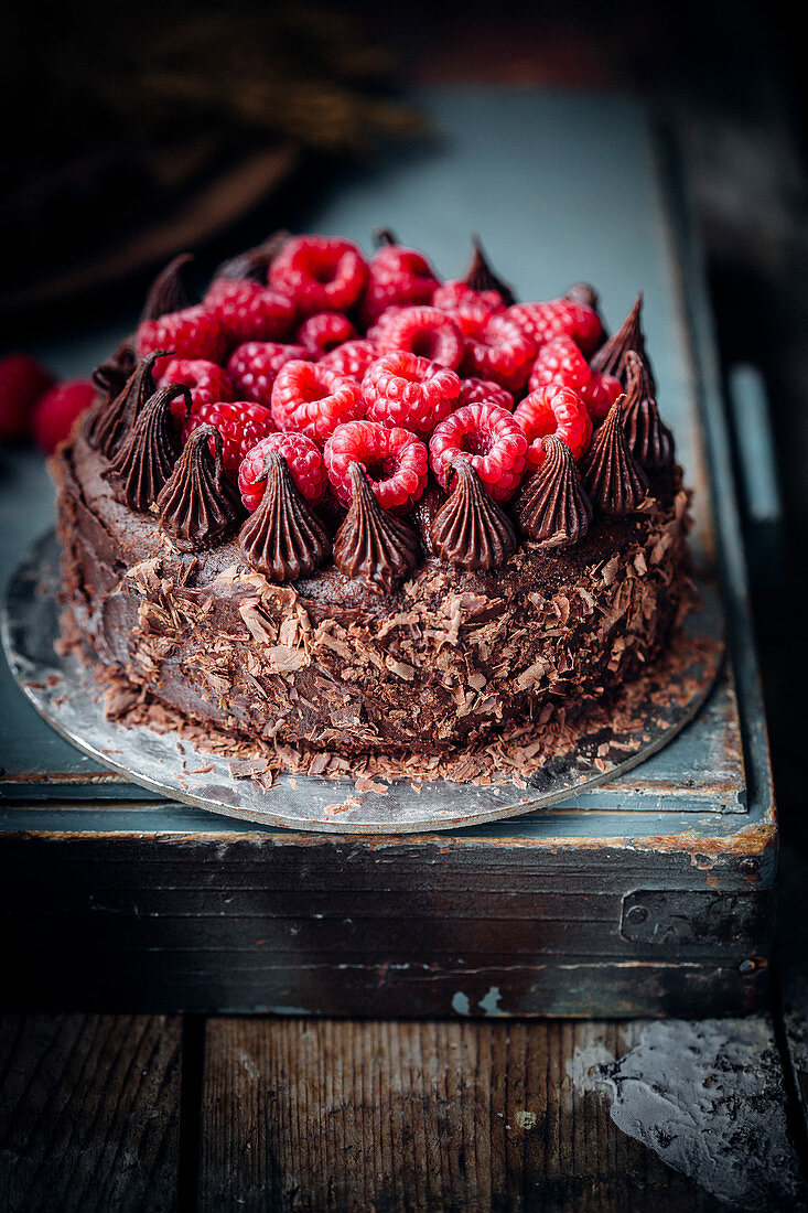 Festlicher Kuchen mit Schokoladenmayonnaise und Himbeeren