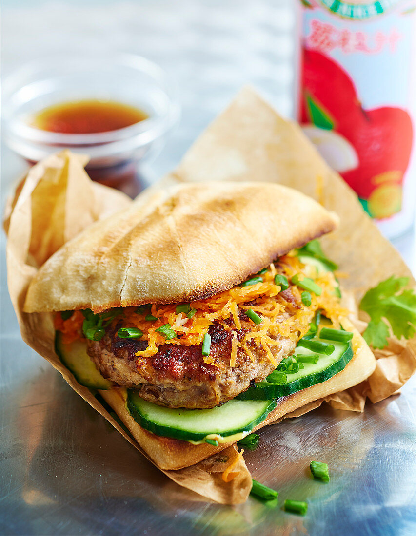 Banh Mi Burger (Burger mit Gurken, Karotten und Koriander, Asien)