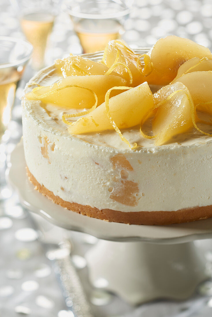 Cheese cake with Breton cakes and saffron pears