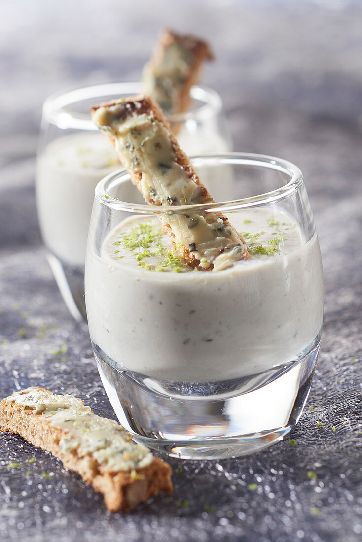 Austernschäumchen und Brotsticks mit Algenbutter