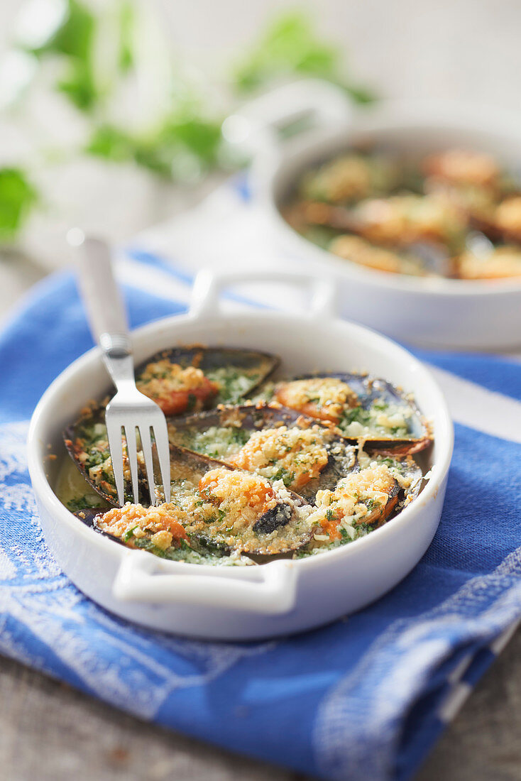 Überbackene Miesmuscheln mit rosa Knoblauch und Kräutern