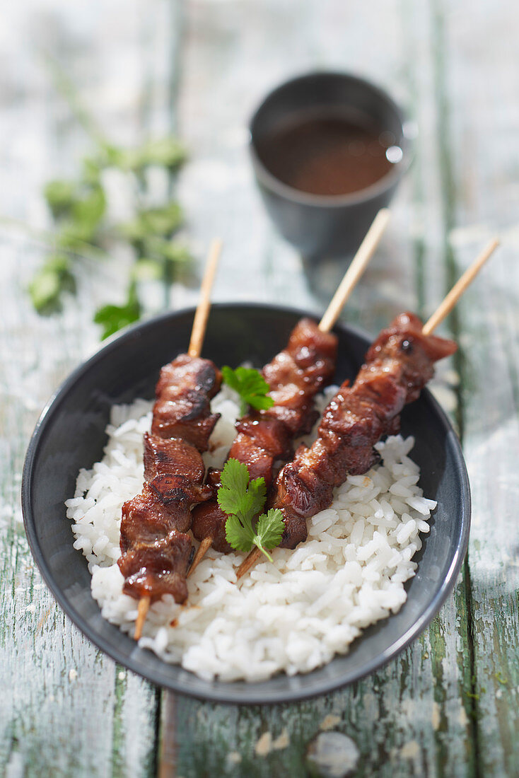 Chicken skewers with honey, white rice
