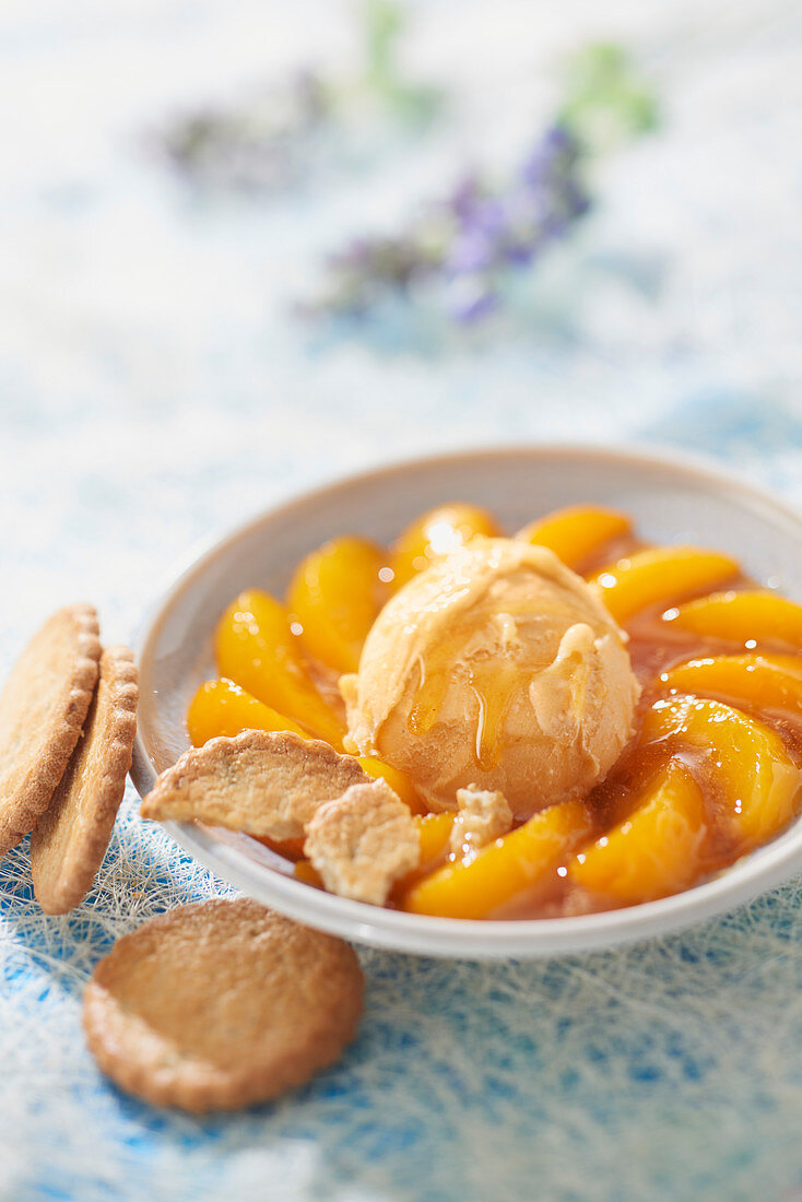 Karamellisierte Pfirische mit Buchweizenhonig, Aprikosensorbet mit Fleur de Sel und bretonischen Butterkeksen