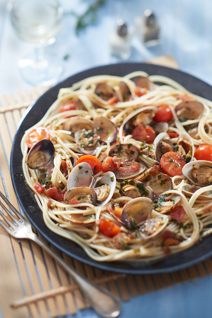 Spaghetti and clam fricassee with beer and herbs