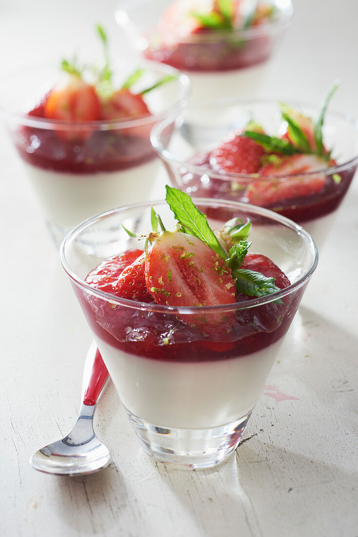 Panacotta with strawberries from Plougastel and strawberry jam