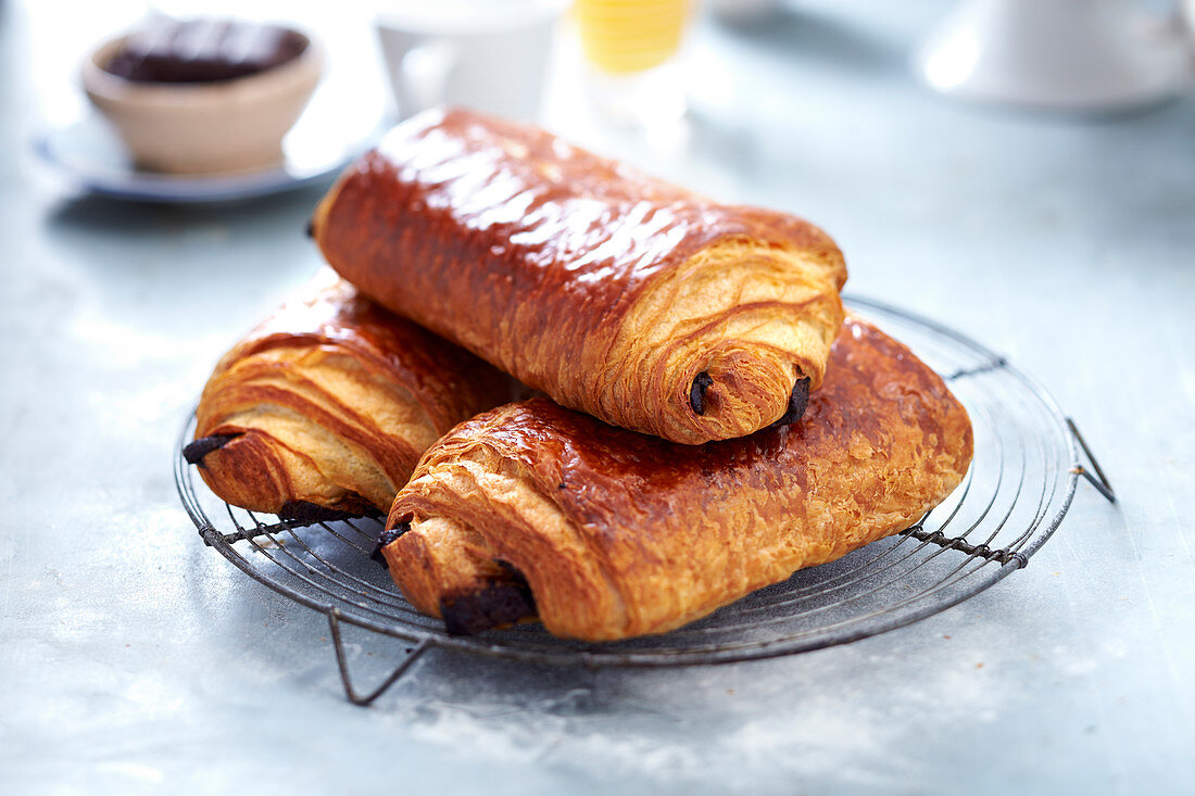 Grosse Pains au chocolat (Plunderteiggebäck mit Schokoladenfüllung, Frankreich)