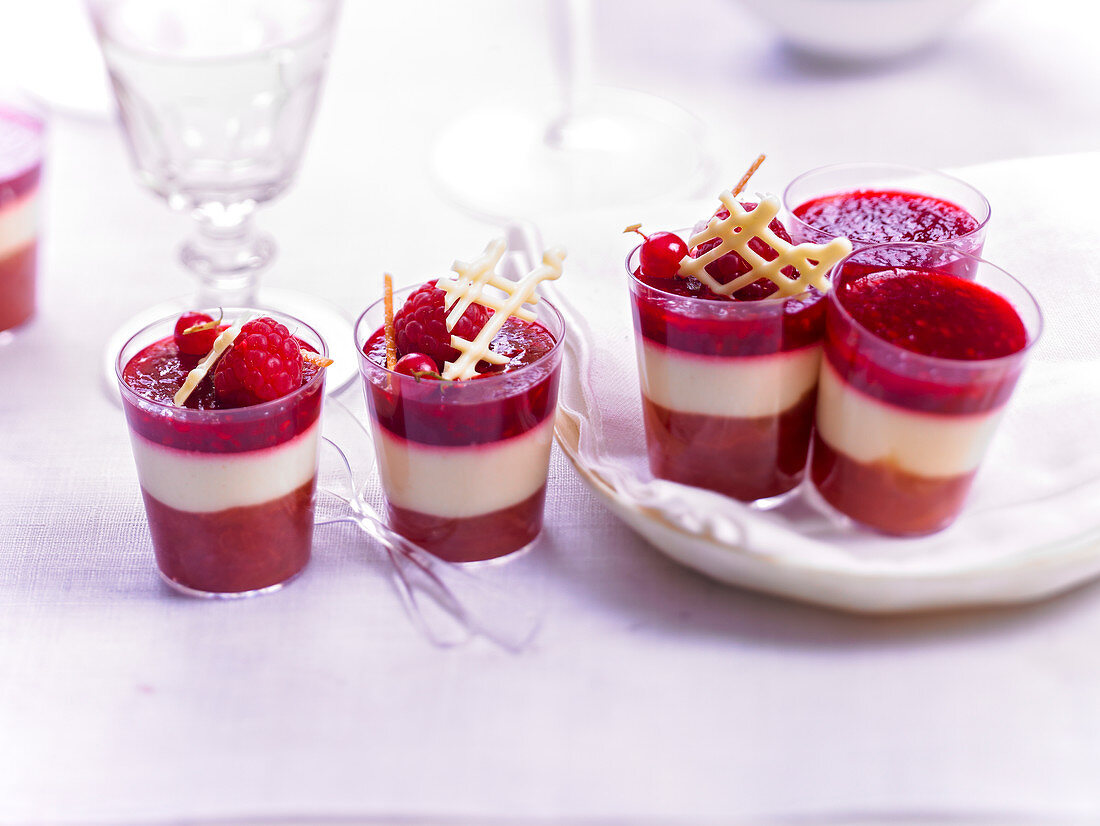 Schichtdessert mit Himbeercreme und Rhabarbercreme in Gläschen