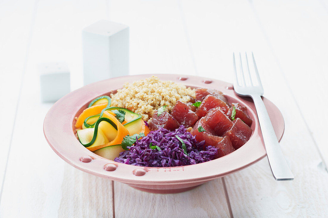 Poke Bowl mit Thunfisch, Rohkost und Quinoa