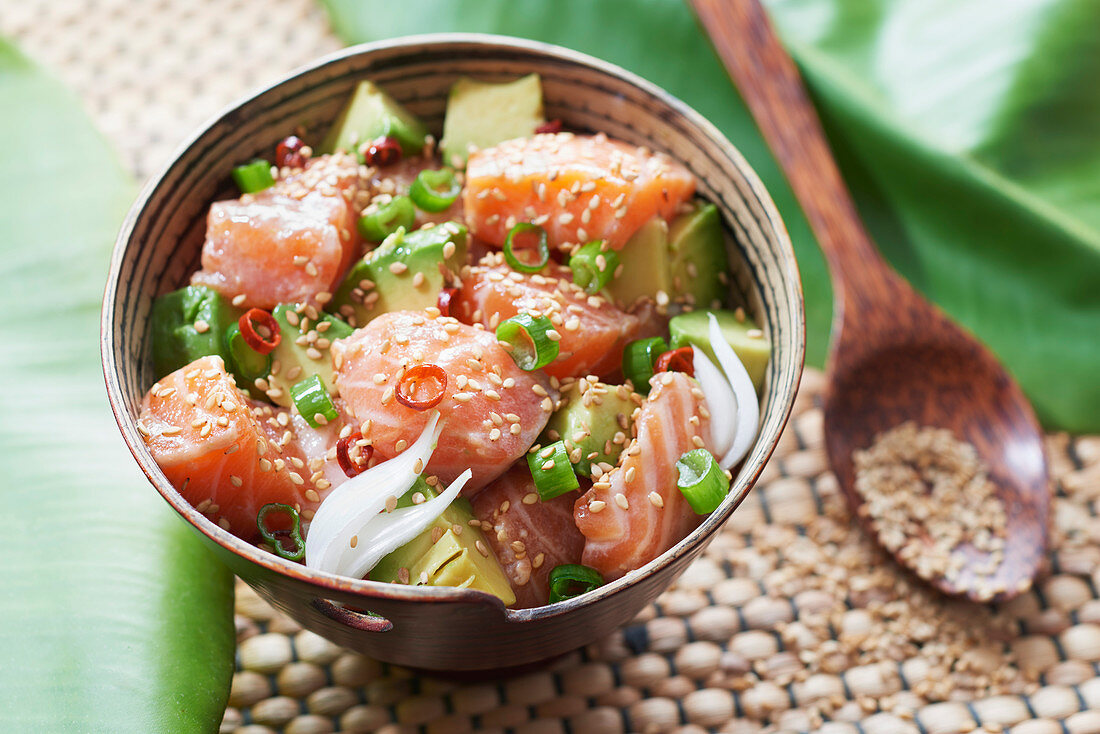 Poke Bowl mit Lachs, Avocado, Chili und Sesam