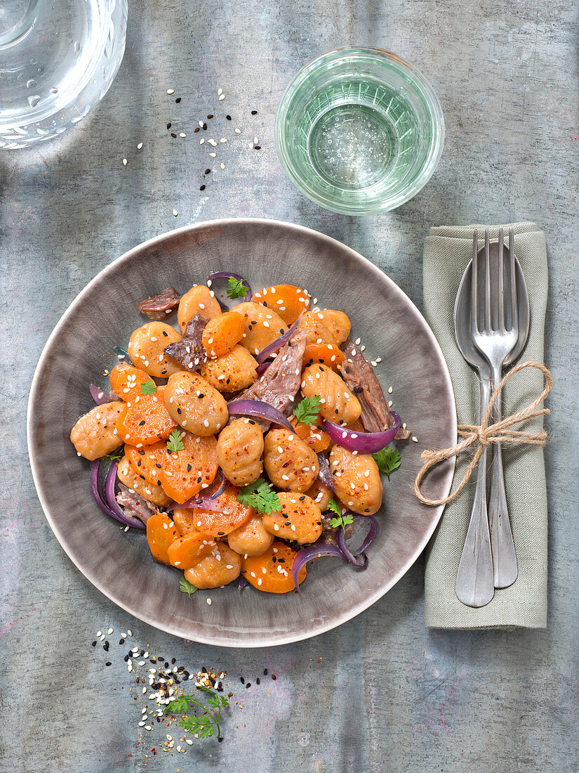 Kürbis-Gnocchi mit Entenfleisch, glasierten Karotten und Sesam