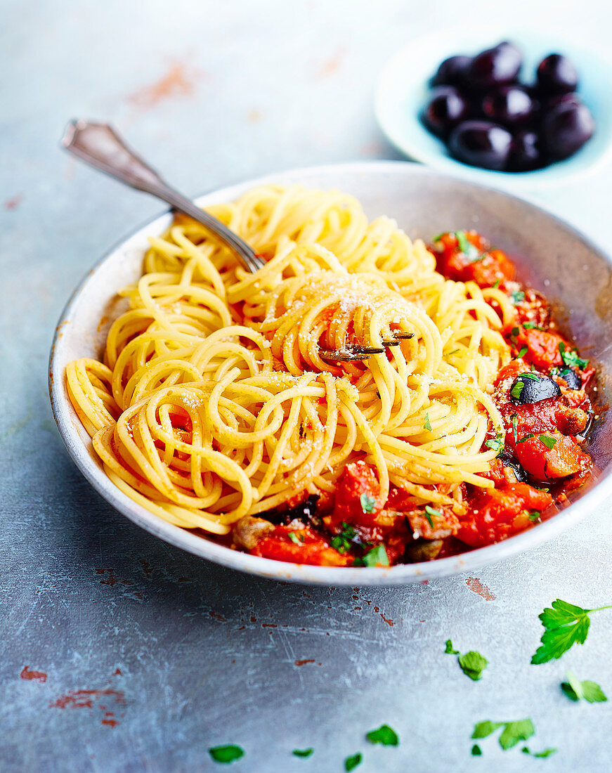 Spaghetti mit Tomaten und schwarzen Oliven