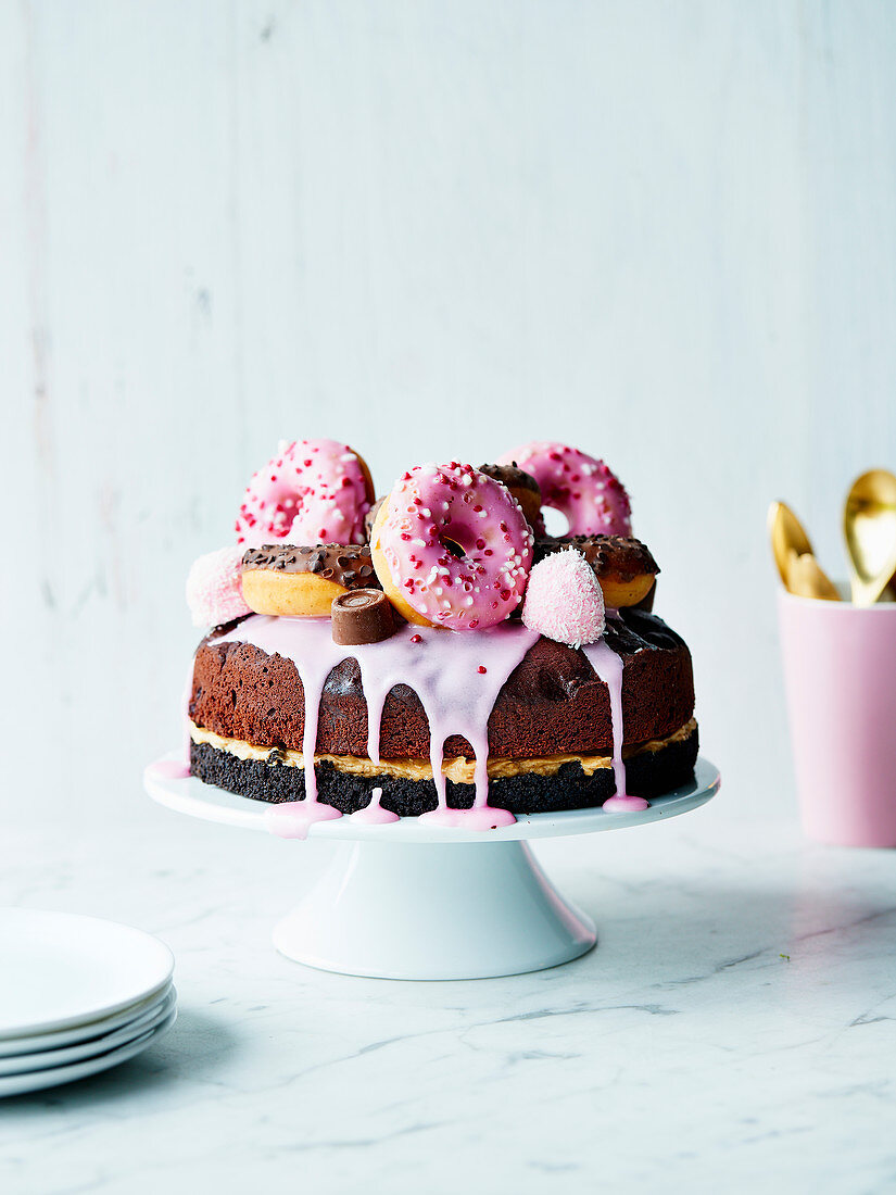 Freak Cake (Kuchen mit galsierten Bagels und Pralinen dekoriert)