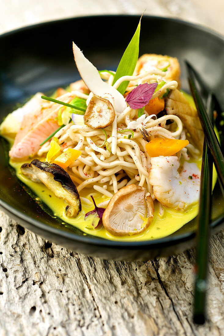 Chinese noodles with fish and mushrooms, lime and ginger sauce