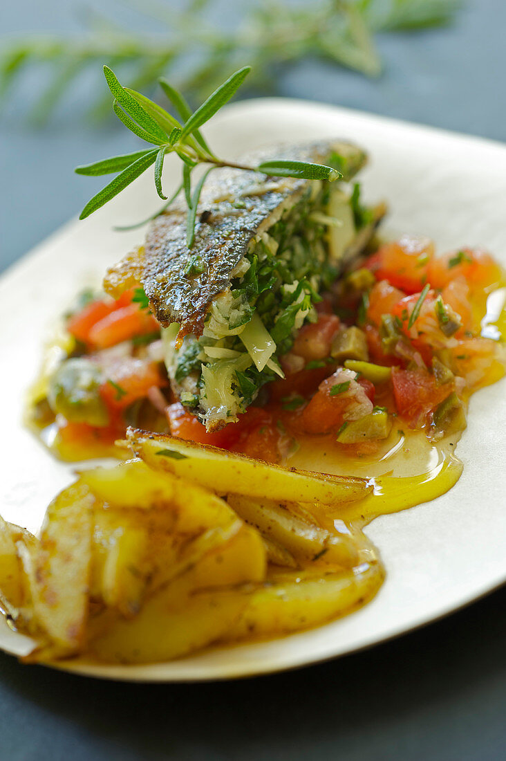Rotbarbenfilet mit Kräutern, Tomatensalat mit Oliven und Bratkartoffeln
