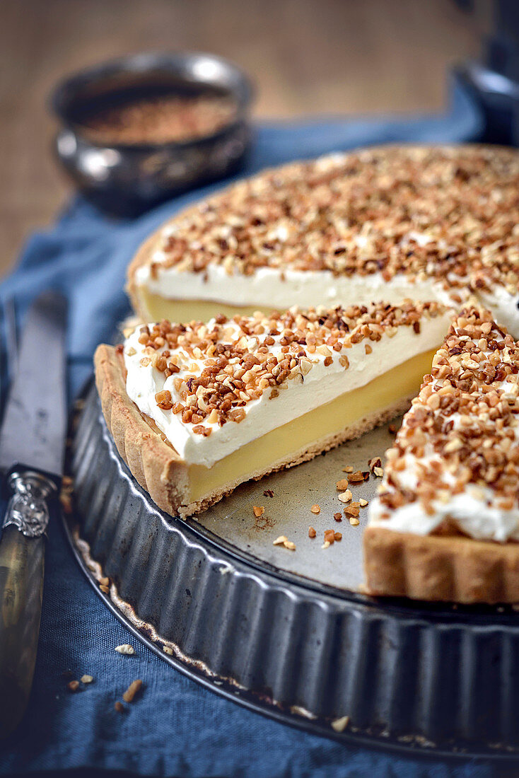 Tarte brésilienne (Traditionelle Tarte mit Vanillecreme, Schlagsahne und Haselnüssen, Belgien), angeschnitten