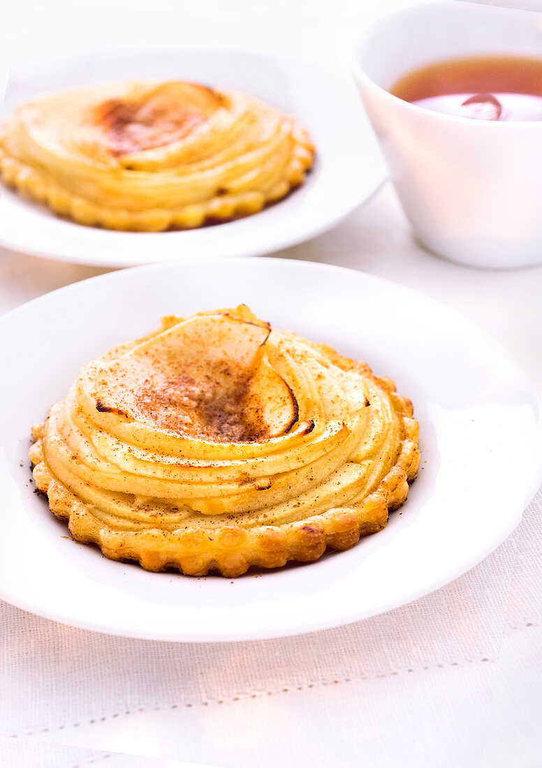 Teatime with apple-cinnamon tartlets