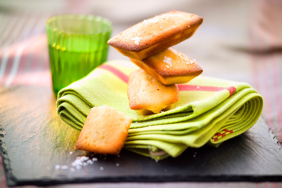 Financiers (Mandelbiskuit, Frankreich) mit grobem Salz