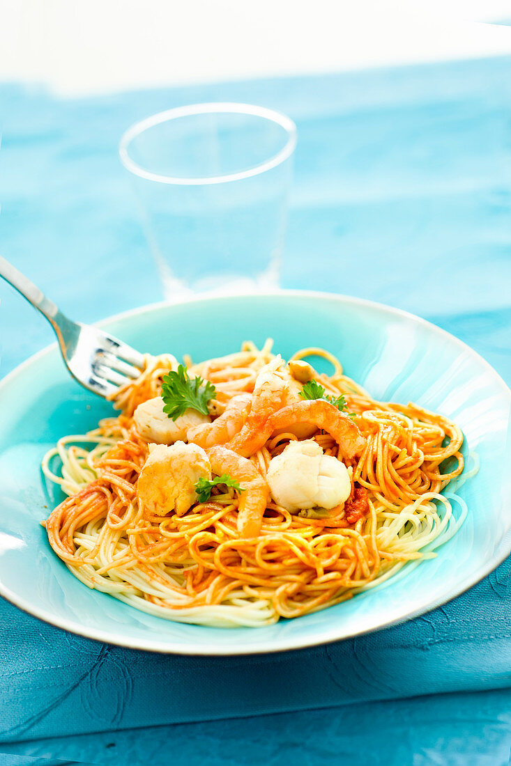 Spaghetti mit Tomatensauce, Jakobsmuscheln und Garnelen