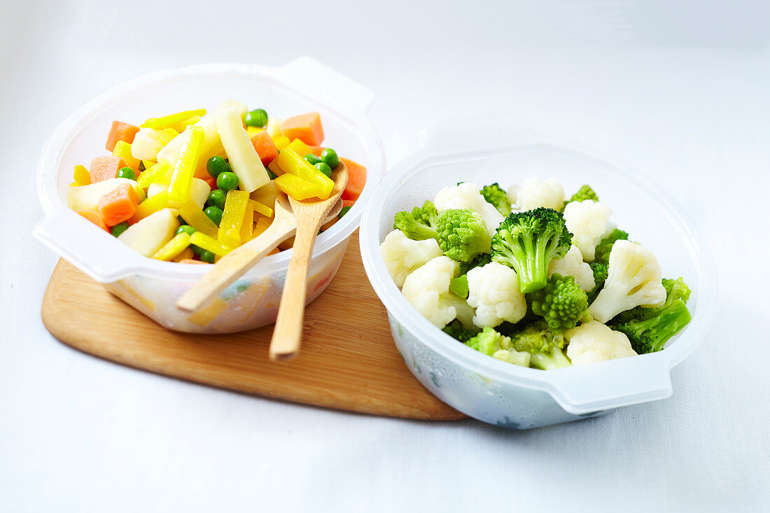Gedämpftes Gemüse in zwei Schälchen (Brokkoli mit Blumenkohl und Süsskartoffeln mit Karotten)
