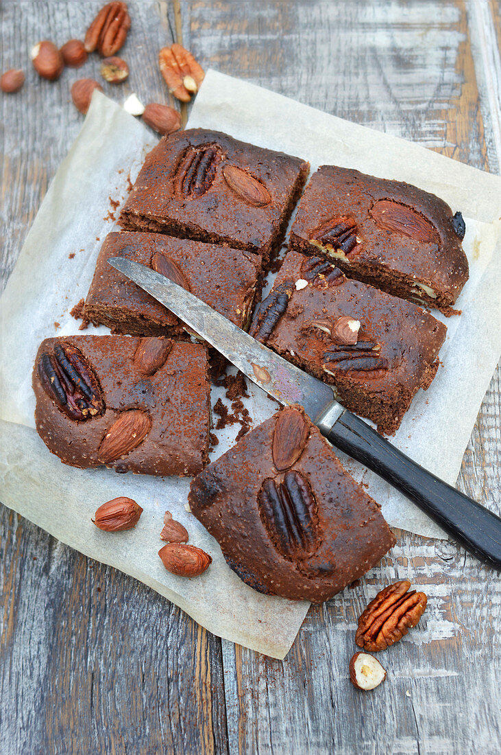 Schokoladenbrownie mit Mandeln, Pekannüssen und Haselnüssen, angeschnitten