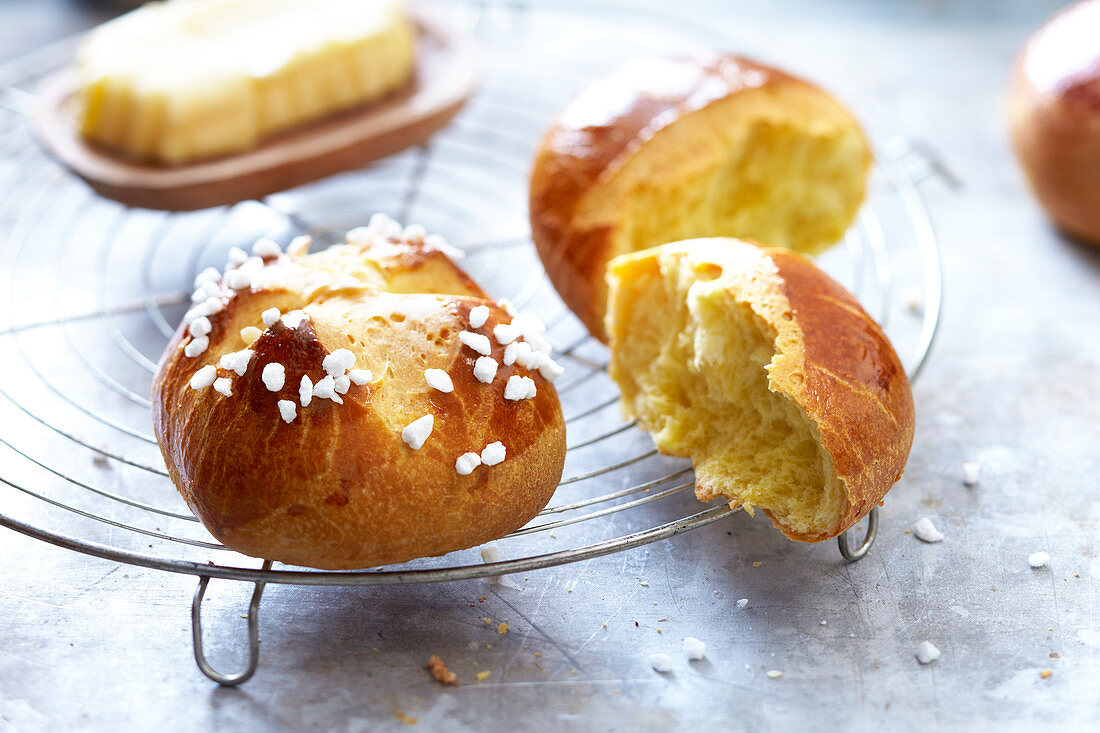 Briochebrötchen mit Hagelzucker