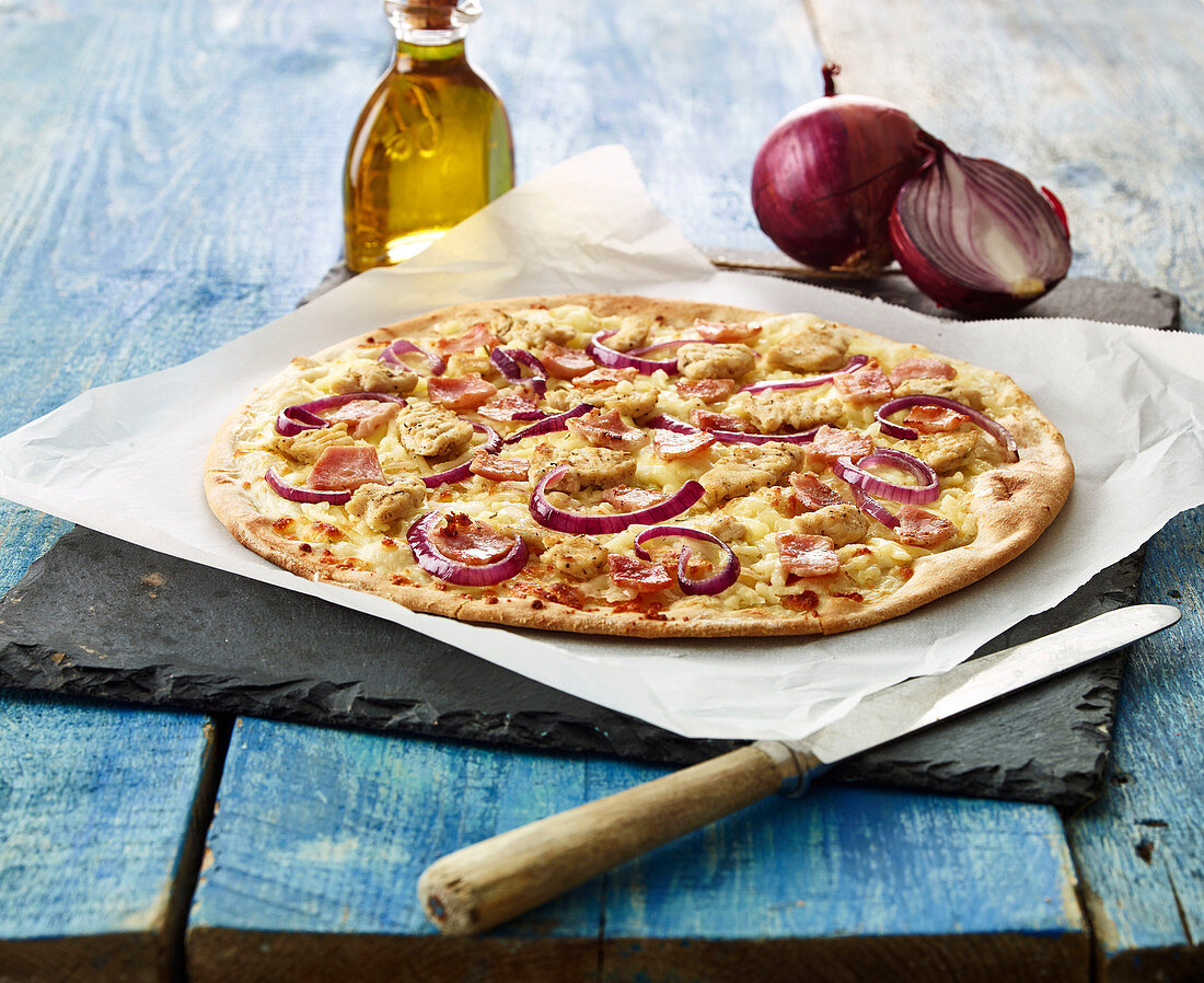 Chicken,ham and red onion pizza